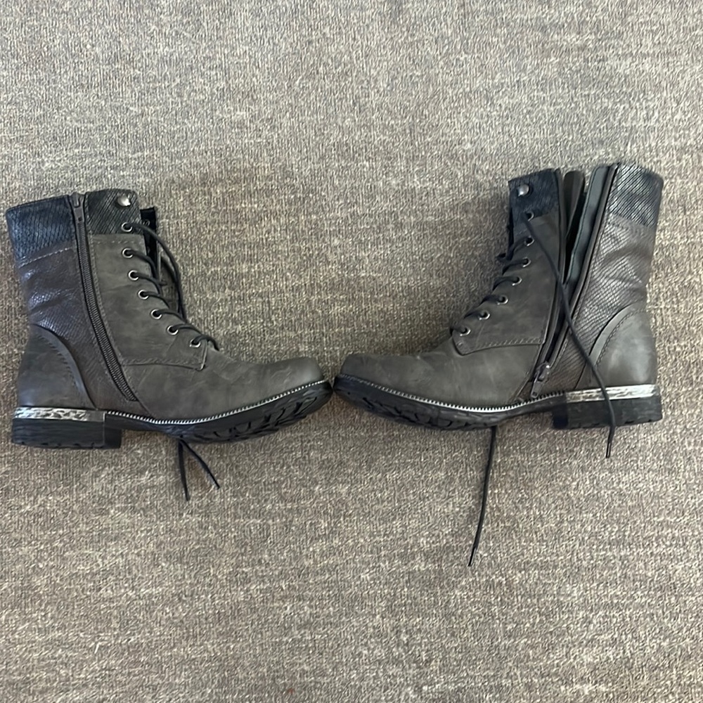 grey / black Rieker combat books